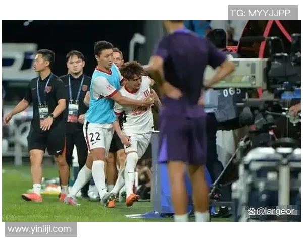 中超精彩对决里昂大胜曼联三球绝杀瞬间引发全场狂欢