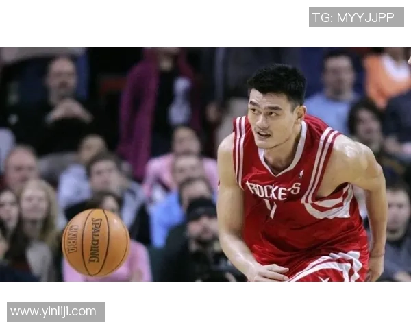 姚明在篮球场上的深思瞬间展现运动员的内心世界与奋斗精神