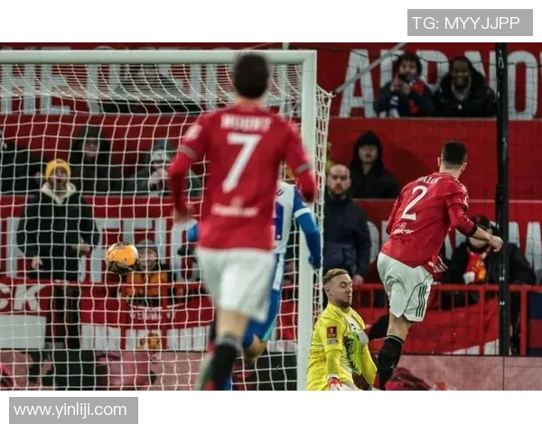 曼联足总杯大胜里昂球员帽子戏法引发争议判罚热议